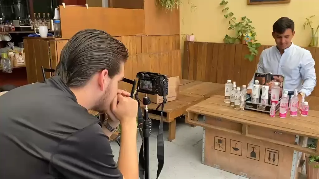Fotógrafo encuadrando una sesión de producto