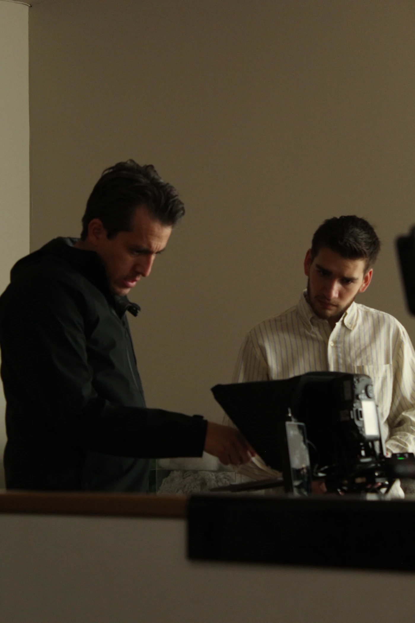Manuel Pérez dirigiendo junto al cliente